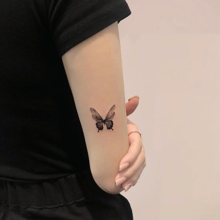 tatouage papillon noir et gris tendance 2021
