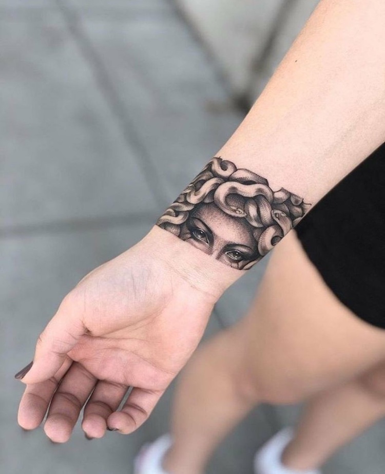 tatouage poignet femme Meduse Gorgone
