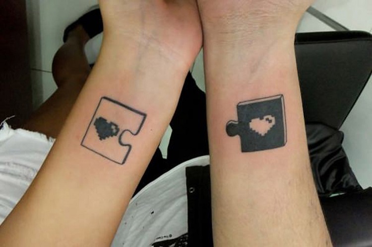 tatouage puzzle pour frère et sœur sur l'avant bras