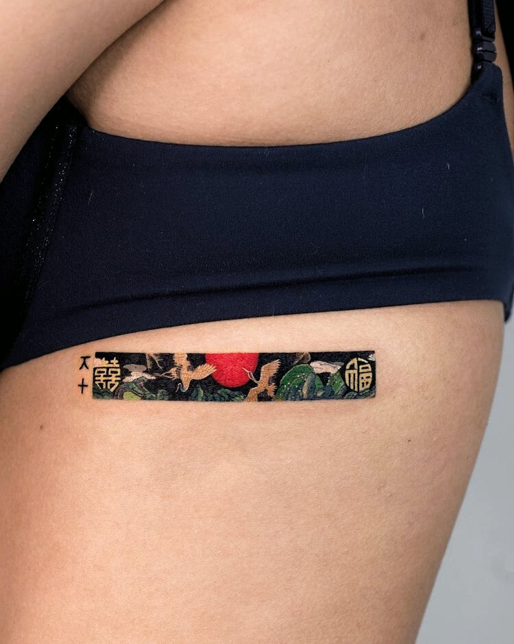tatouage rectangle coloré côtes femme