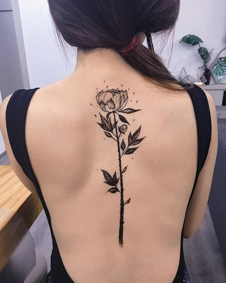 tatouage tendance 2021 dos femme rose noire