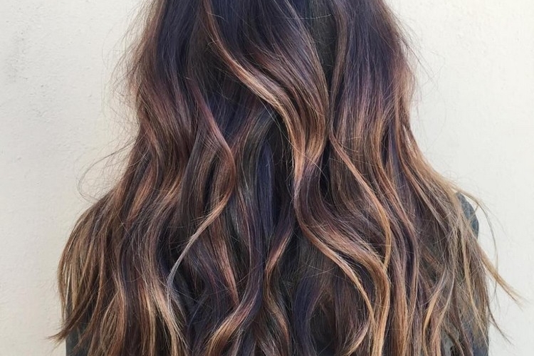 Balayage sur cheveux noirs - quelles sont les nuances à adopter