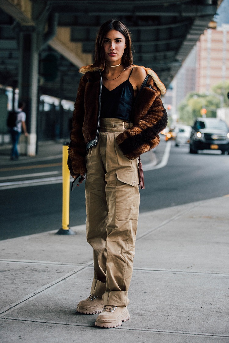 tenue streetwear femme cargo pants pantalon baggy beige