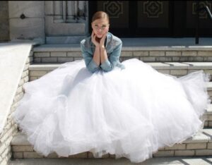La veste en jean mariage devient un article mode incontournable en 2021