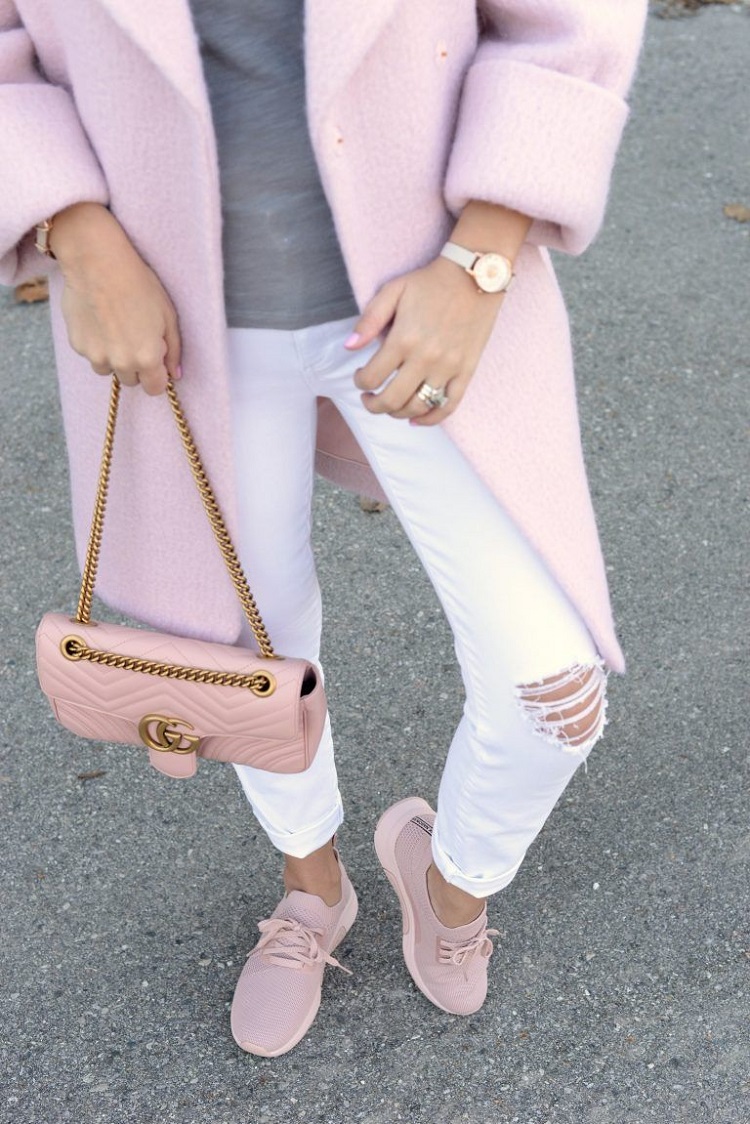 jeans skinny déchiré blanc avec un manteau rose pale