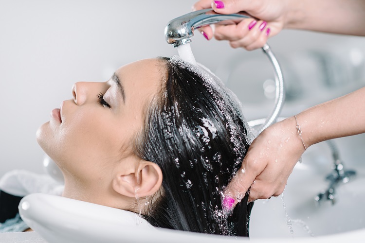 Combien de fois utiliser un shampooing selon le type de cheveux
