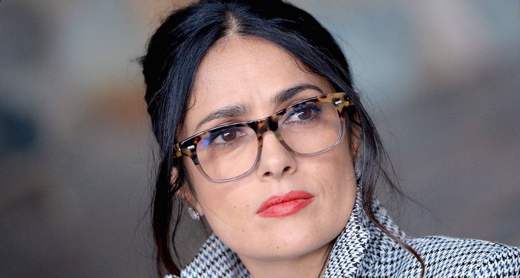 Salma Hayek coiffure femme 50 ans avec lunettes tenon imprimé