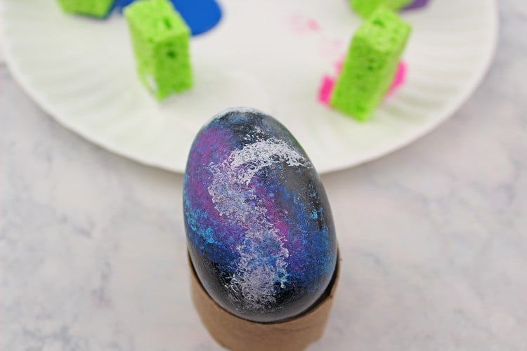 appliquer-peinture-faire-des-œufs-de-Paques-galaxy-étapes