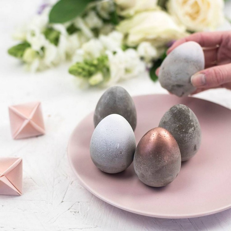 arrangement déco œufs de Pâques béton brut peint rose gold