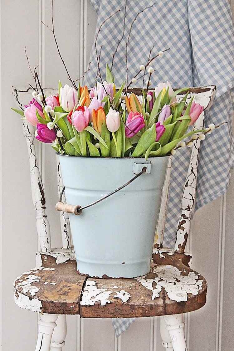 arrangement floral paques vase seau bouquet tulipes chatons de saule