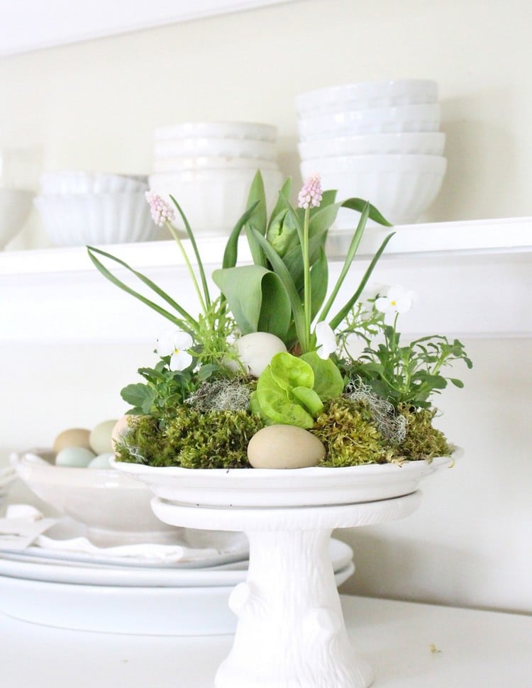 arrangement floral paques verdure oeuf assiette sur pied chic