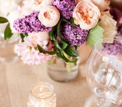 arrangement floral printemps centre table lilas pivoines jacinthes roses