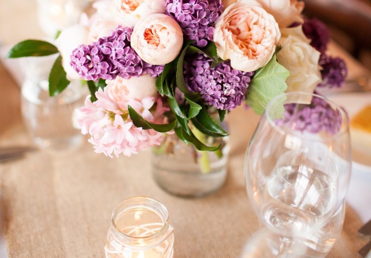 arrangement floral printemps centre table lilas pivoines jacinthes roses