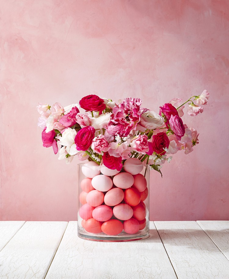 arrangement floral rose pastel fleurs vase rempli oeufs paques