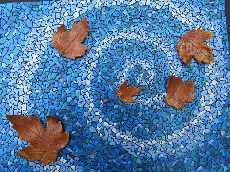 art coquilles oeufs peintes spirale mosaique feuilles