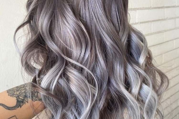 Mèches grises ou balayage sur les cheveux foncés et clairs