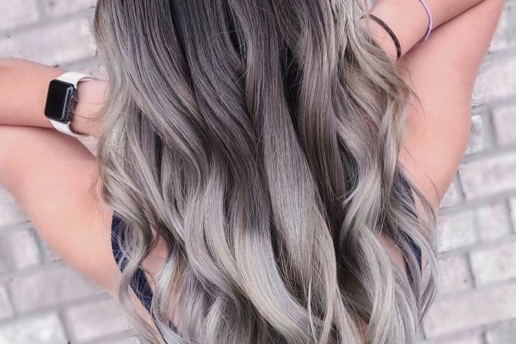 Mèches grises ou balayage sur les cheveux foncés et clairs