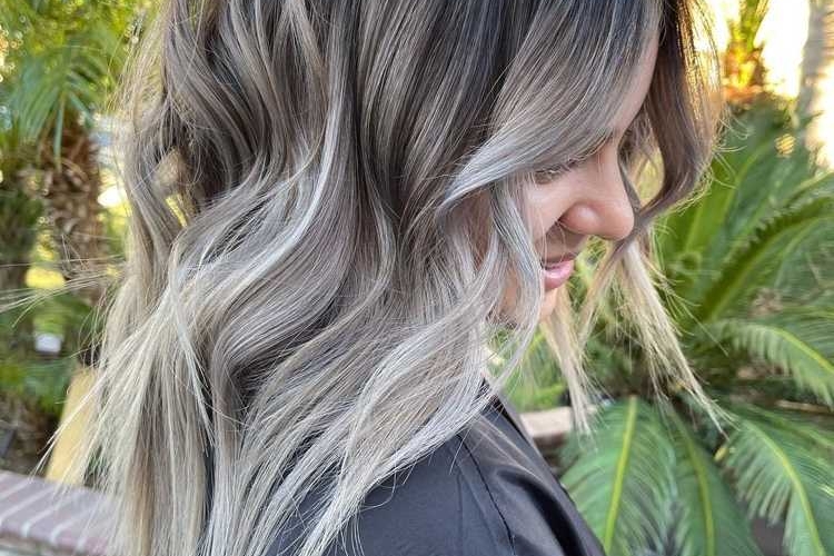 Mèches grises ou balayage sur les cheveux foncés et clairs