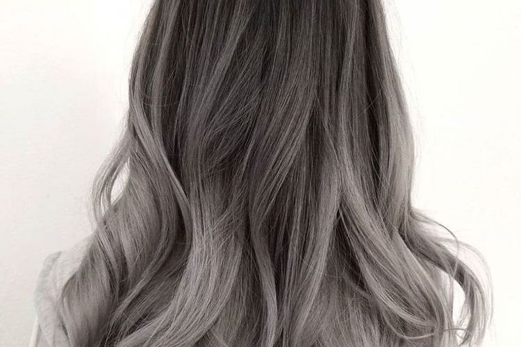 Mèches grises ou balayage sur les cheveux foncés et clairs