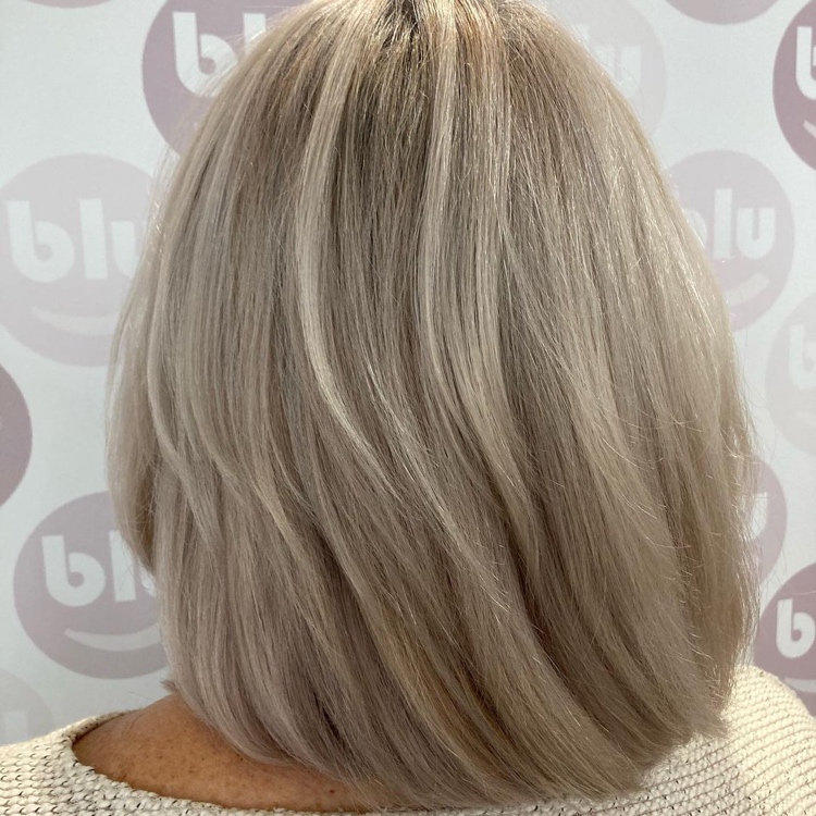 blond crème coloration cheveux femme âgée 60 ans