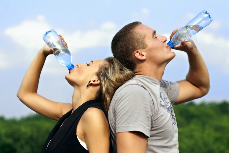 boire beaucoup eau tout régime alimentaire protéiné santé reins