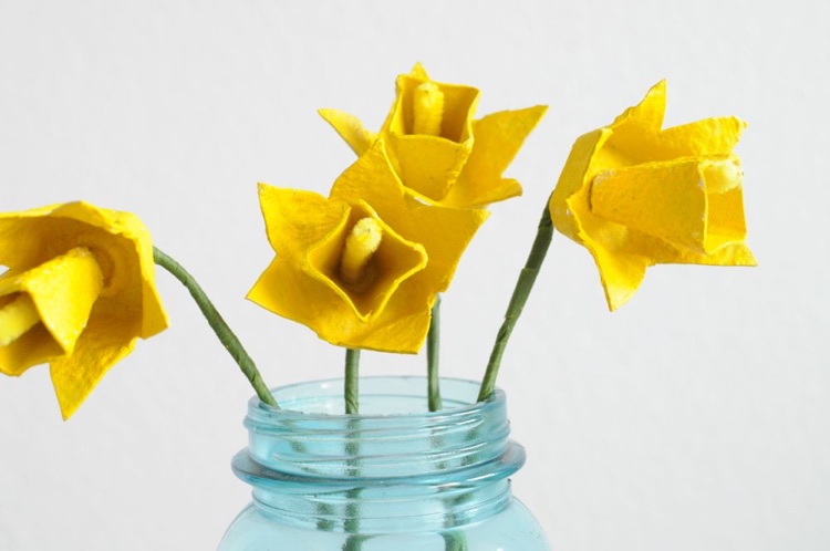 bouquet jonquilles boite oeufs carton bocal verre bricolage printemps
