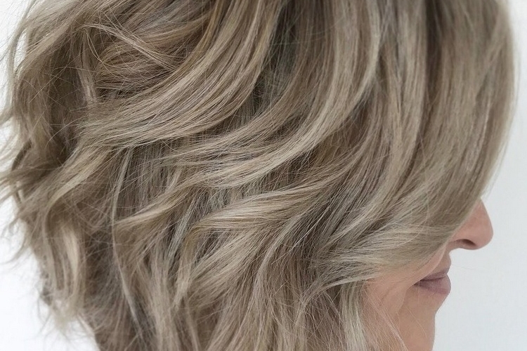 Mèches sur cheveux gris: comment réussir l'effet WOW