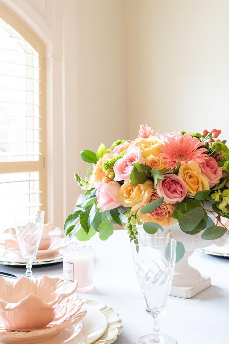 centre de table fleurs printemps gerberas roses eucalyptus