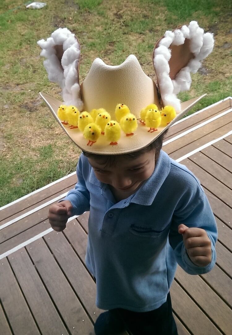 chapeau paques enfant façon cowboy oreilles lapin poussins