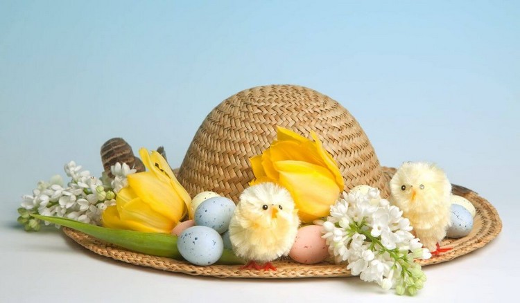 chapeau paques paille décoraé oeufs poussins fleurs