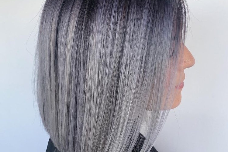 Mèches grises ou balayage sur les cheveux foncés et clairs