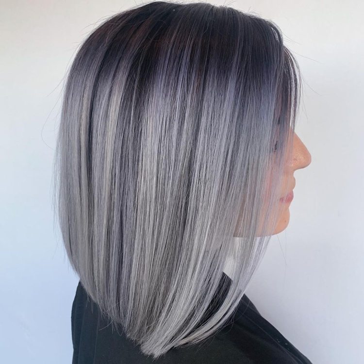 cheveux lilas gris long bob