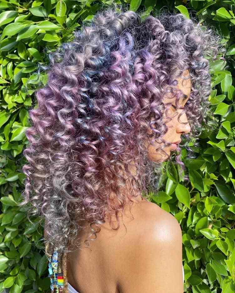 cheveux métalliques coloration cheveux bouclés printemps 2021