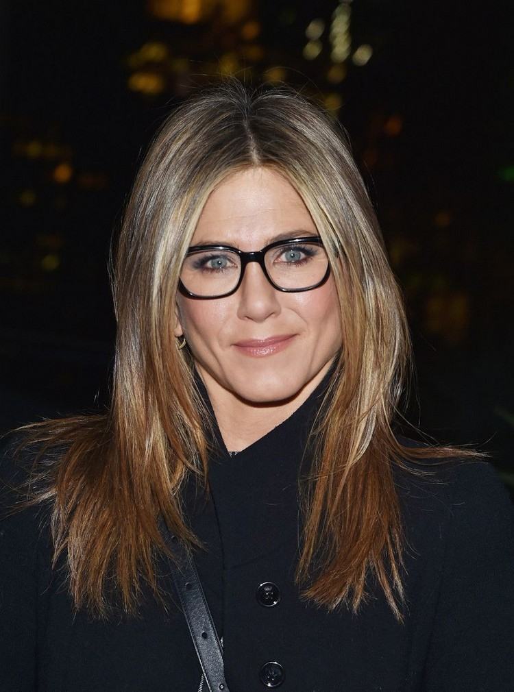 cheveux raides raie milieux lunettes classiques Jennifer-Aniston