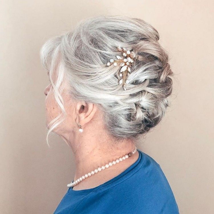 chignon souple accessoirisé coiffure cheveux gris longs mariage femme 60 ans
