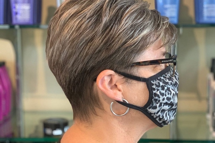 Mèches sur cheveux gris: comment réussir l'effet WOW