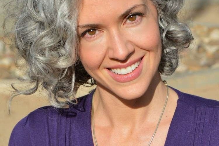 Coiffures cheveux gris femme en 20+ looks qui donnent envie
