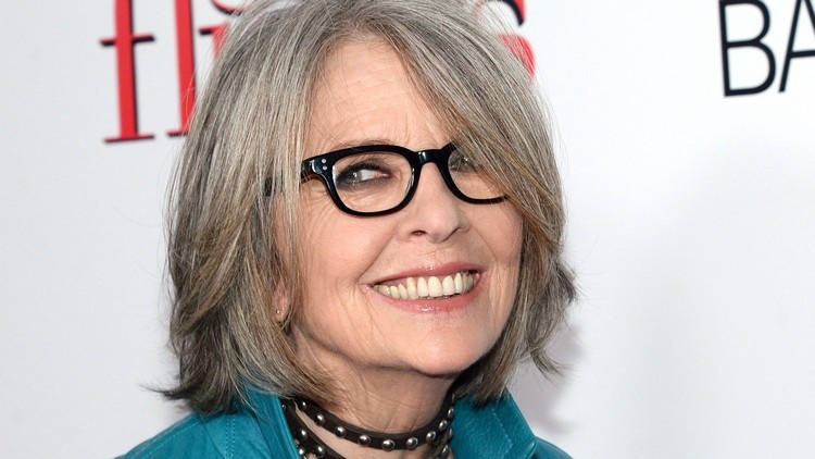 coiffure femme 60 ans cheveux gris lunettes Diane Keaton