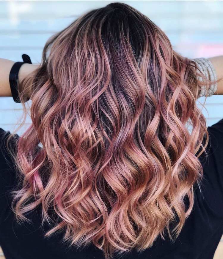 coloration cheveux bouclés rose gold couleur cheveux ondulés tendance