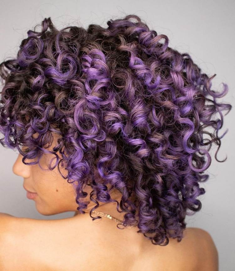 coloration cheveux bouclés sur mesure coloration violette craies pour cheveux hair makeup