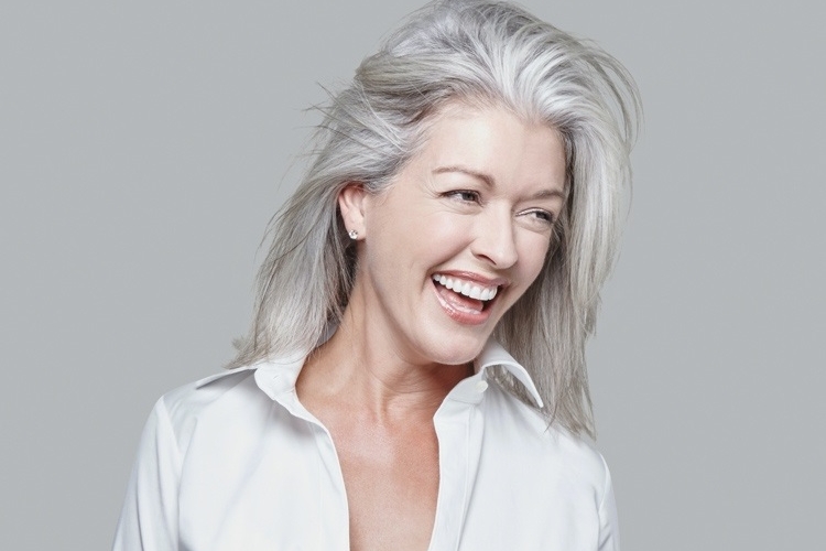 coloration cheveux femme 50 ans 60 ans coupe cheveux mi long