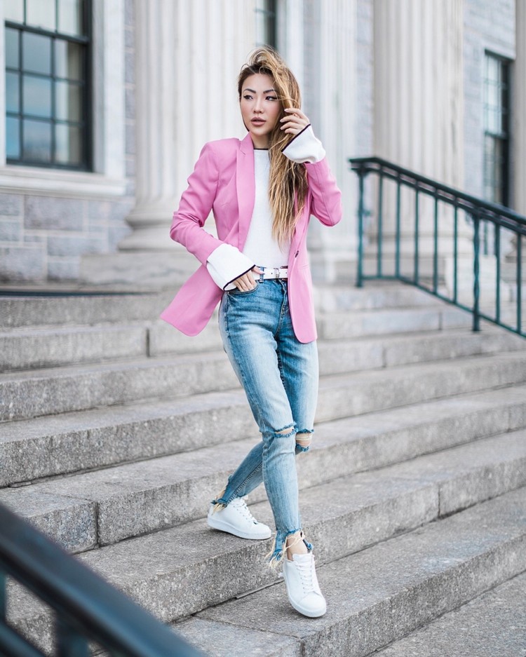 comment combiner veste femme couleur rosée avec jeans déchiré printemps