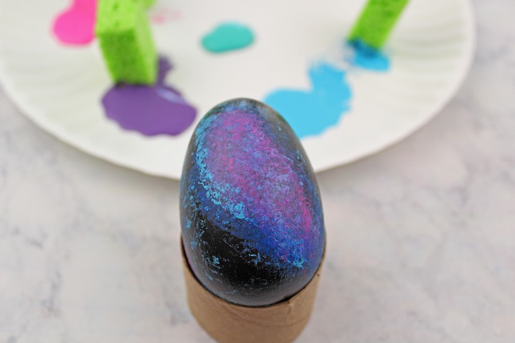 comment-faire-des-œufs-de-Paques-galaxy-appliquer-peinture