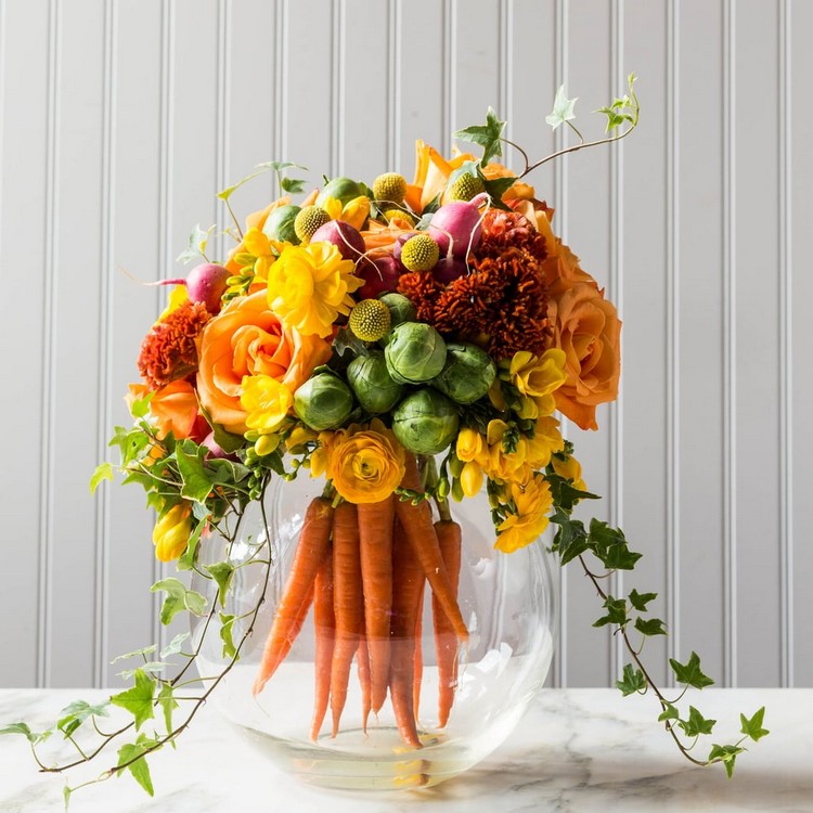 composition de fleurs pour paques avec légumes carottes lierre
