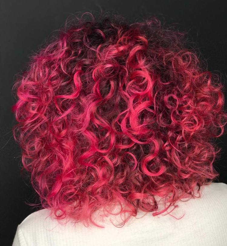 couleur cheveux bouclés coloration rouge vibrante