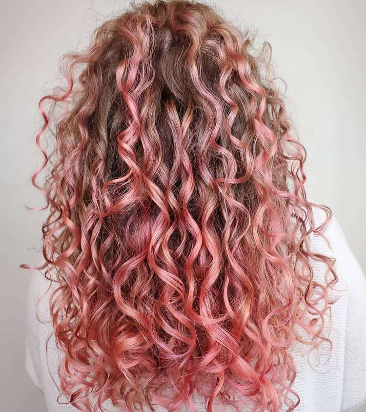 couleur pour cheveux bouclés coloration tendance rose gold sur cheveux ondulés