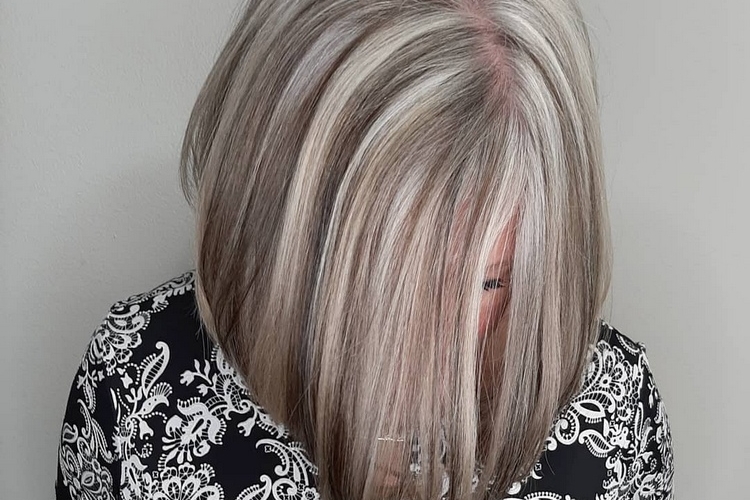 Mèches sur cheveux gris: comment réussir l'effet WOW