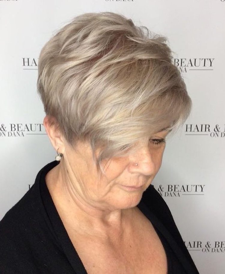 coupe pixie femme 60 ans coloration cheveux gris reflets blond champagne
