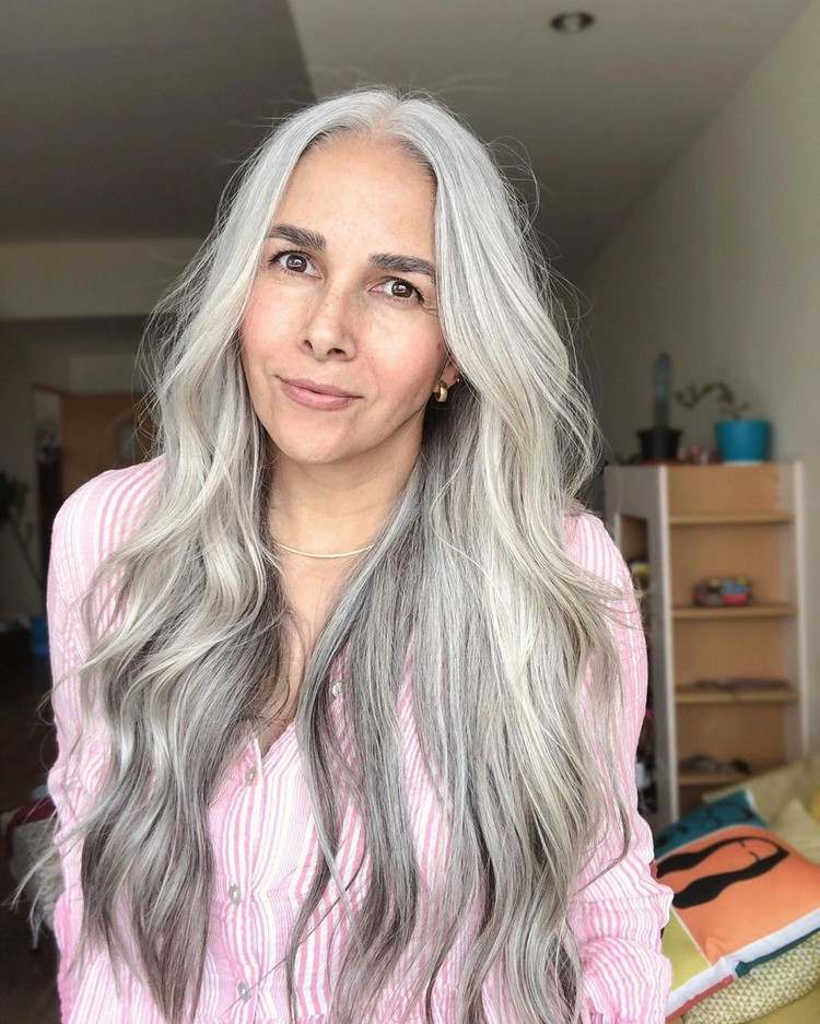 coupes et coiffures cheveux gris long femme 50 ans