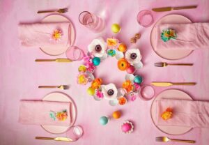 couronne fleurs oeufs centre table paques original nappe pastel